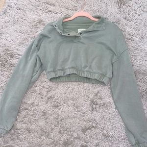 Olive green cropped sweatshirt with buttons for collar adjusting . Super comfy!